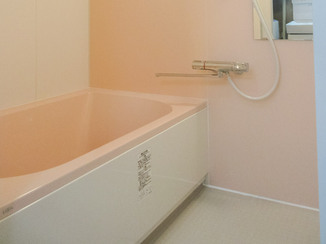 バスルームリフォーム アクセントのピンクが素敵なお手入れしやすいバスルーム