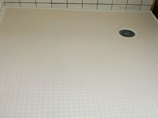 小工事 費用を抑え、ひんやり感が軽減した浴室の床