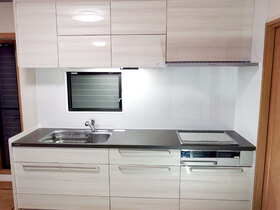 キッチンリフォームセラミックトップ天板で傷や汚れが付きづらい、使い勝手の良いキッチン