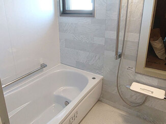 バスルームリフォーム 人工大理石の浴槽で高級感のある掃除がしやすいバスルーム