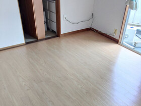 小工事フローリング調のフロアタイルで、明るくきれいになったお部屋