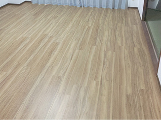 内装リフォーム フロアタイルでコストを抑えて整えた床