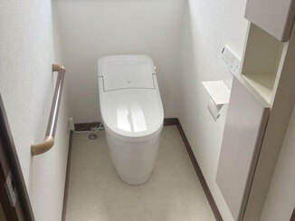 トイレリフォーム 内装も併せて新しくした、清潔感のあるレストルーム