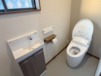 トイレリフォーム 建具に合わせた色味で統一感のあるスッキリとしたレストルーム  