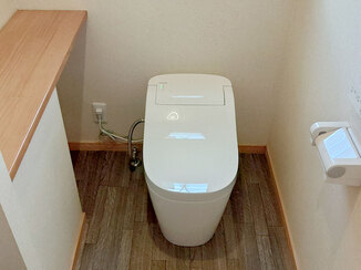 トイレリフォーム 早急に取り替えた、コンパクトで使いやすいタンクレストイレ